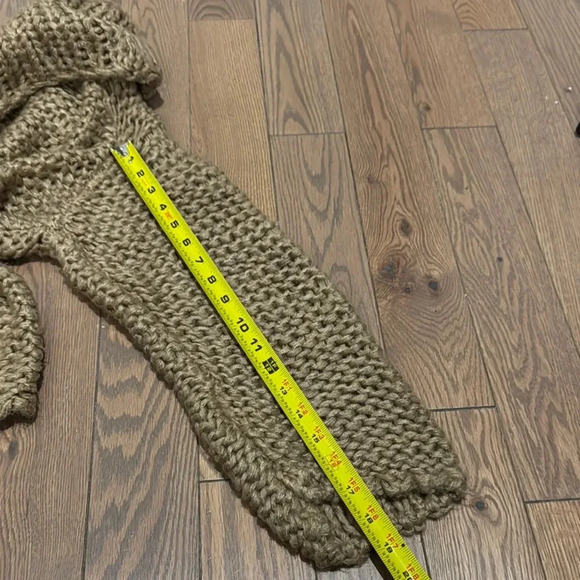 Cozy Hand-Knit Chunky Sweater. Beige. Oversized Large. Polyester Yarn. Cropped. - Picture 6 of 6